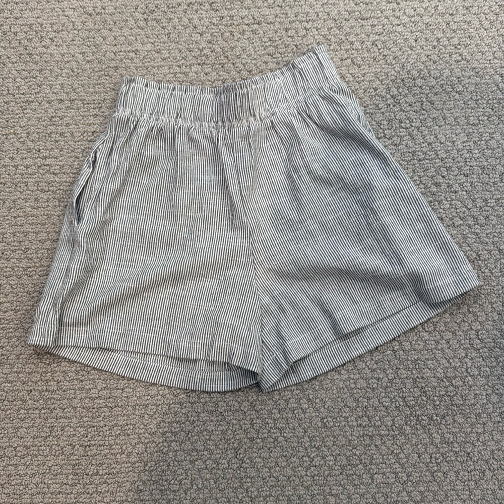 Carly Jean Los Angeles Blue and White stripe linen blend shorts. Size S.